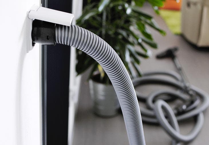 Here's what the hole in the vacuum cleaner hose is really for. A little-known function that facilitates housekeeping 2 Vacuum hose