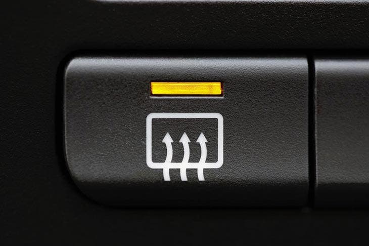 Drivers can use a magic trick to defrost the car's windshield in 2 minutes Button to activate to defrost a car
