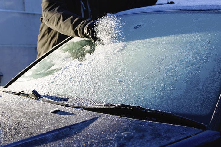 Drivers can use a magic trick to defrost the car's windshield in 3 minutes Frost on the windshield