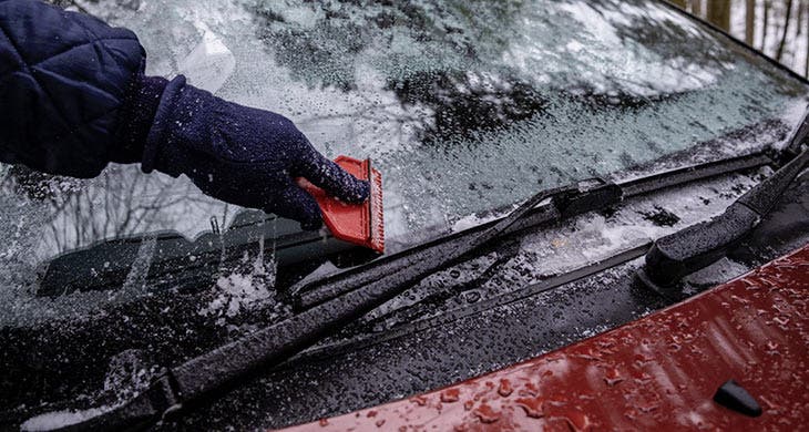 Drivers can use a magic trick to defrost the car's windshield in 1 minutes Ridding a windshield of frost