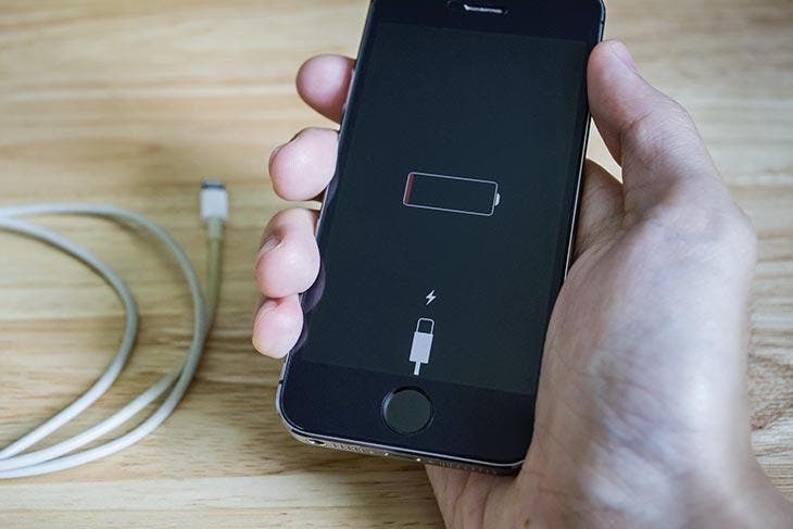 Charging the phone's battery up to 100% is a bad idea: here's why 2 Smartphone with low battery