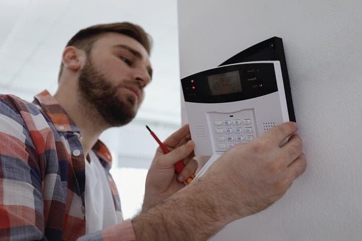 The risk of burglary increases in December - how to protect your home at Christmas? 4 Alarm system installation