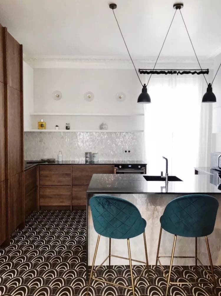 White and black patterns in the kitchen